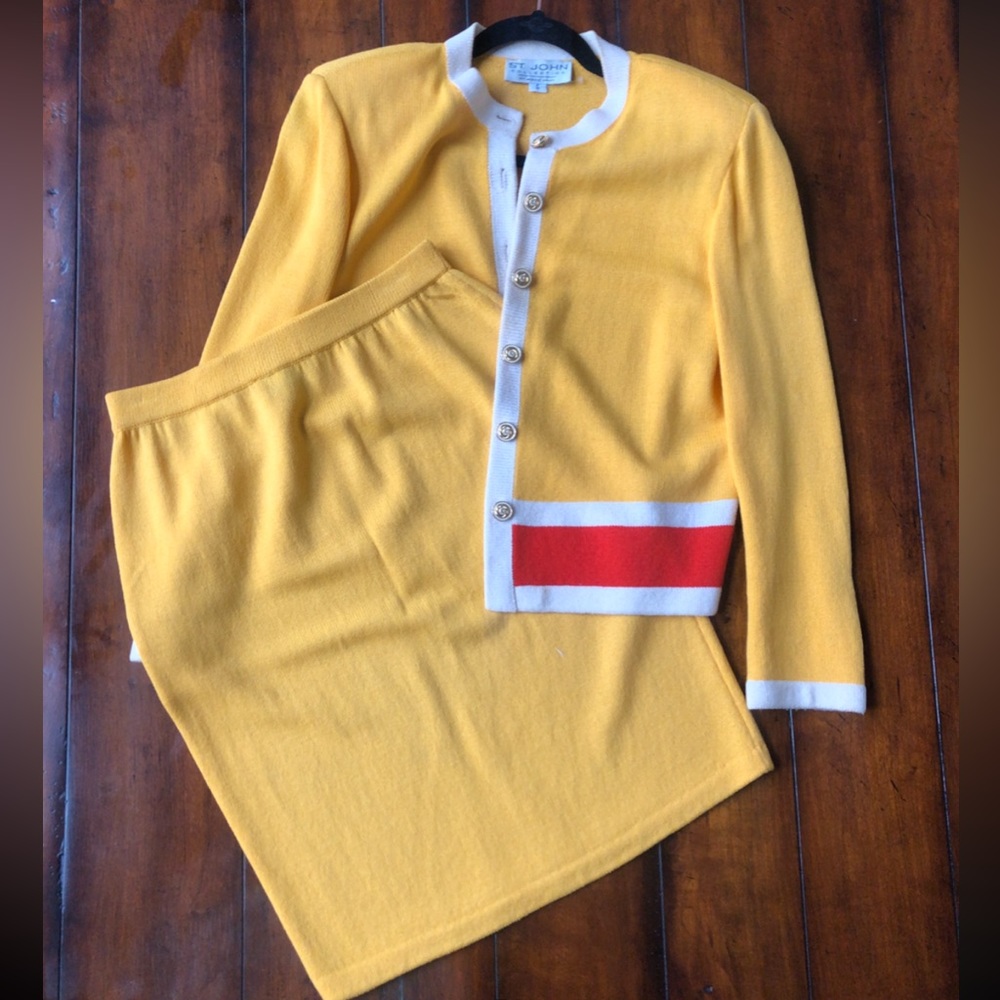 VINTAGE Women’s ST John Skirt set
- Size: Small/8
- Well cared for VINTAGE